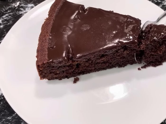 Dans un saladier, casser 3 œufs. Ajouter 1/2 verre de sucre, 1 cuillère à café de vanille en poudre, une pincée de sel. Mélanger au fouet pendant 1 à 2 minutes.