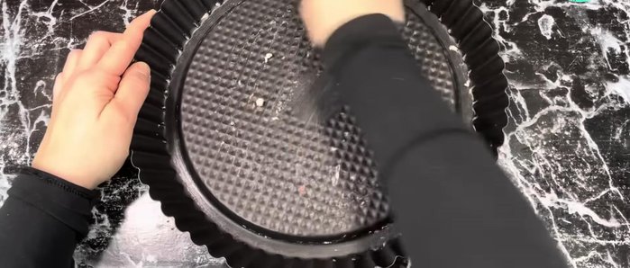Beurrer et fariner un moule à tarte renversé (ou un moule rond). Verser la préparation dans le moule.