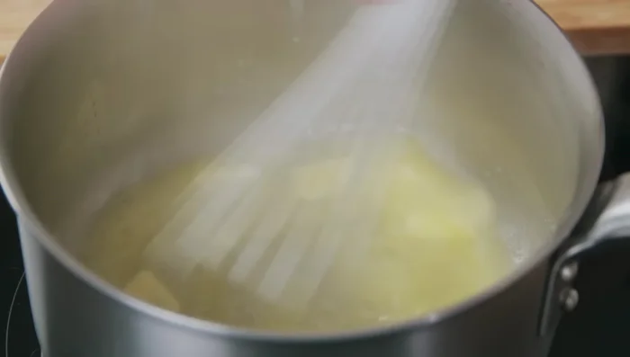 Préparer la béchamel : faire fondre le beurre dans une casserole, ajouter la farine et mélanger. [118.32]