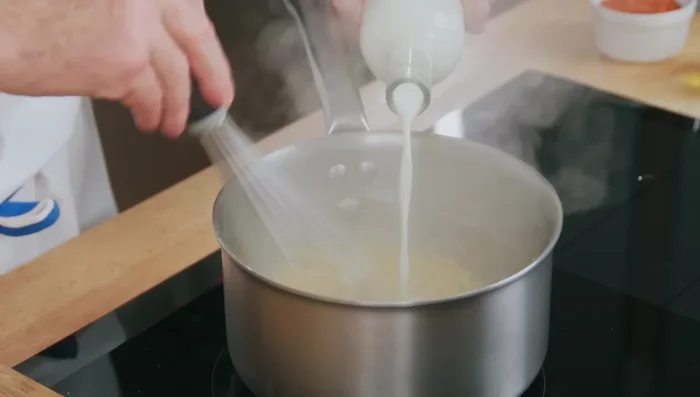 Ajouter le lait petit à petit en mélangeant bien pour éviter les grumeaux. [131.12]