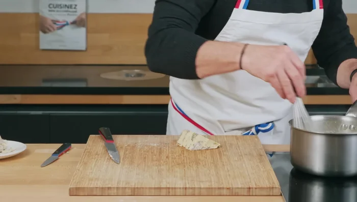Ajouter le fromage bleu coupé en morceaux à la béchamel, mélanger et assaisonner. [162.2]