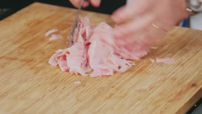 Couper le jambon en morceaux. [222.799]