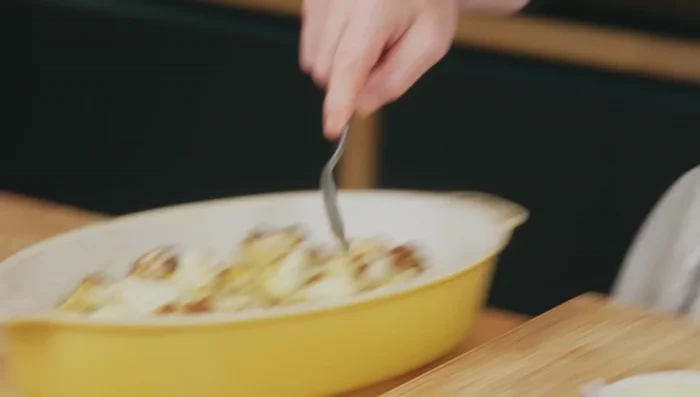 Mélanger le chou-fleur, le jambon et la béchamel. [262.68]