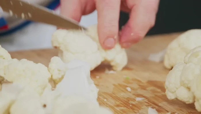 Préparer le chou-fleur : enlever les feuilles et couper en gros morceaux. [72.479]