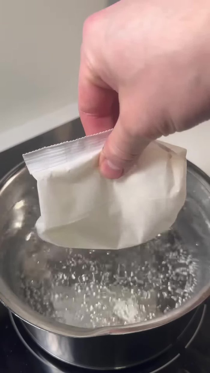 Infuser un sachet de bouillon dashi pendant une heure (ou préparer un bouillon maison).