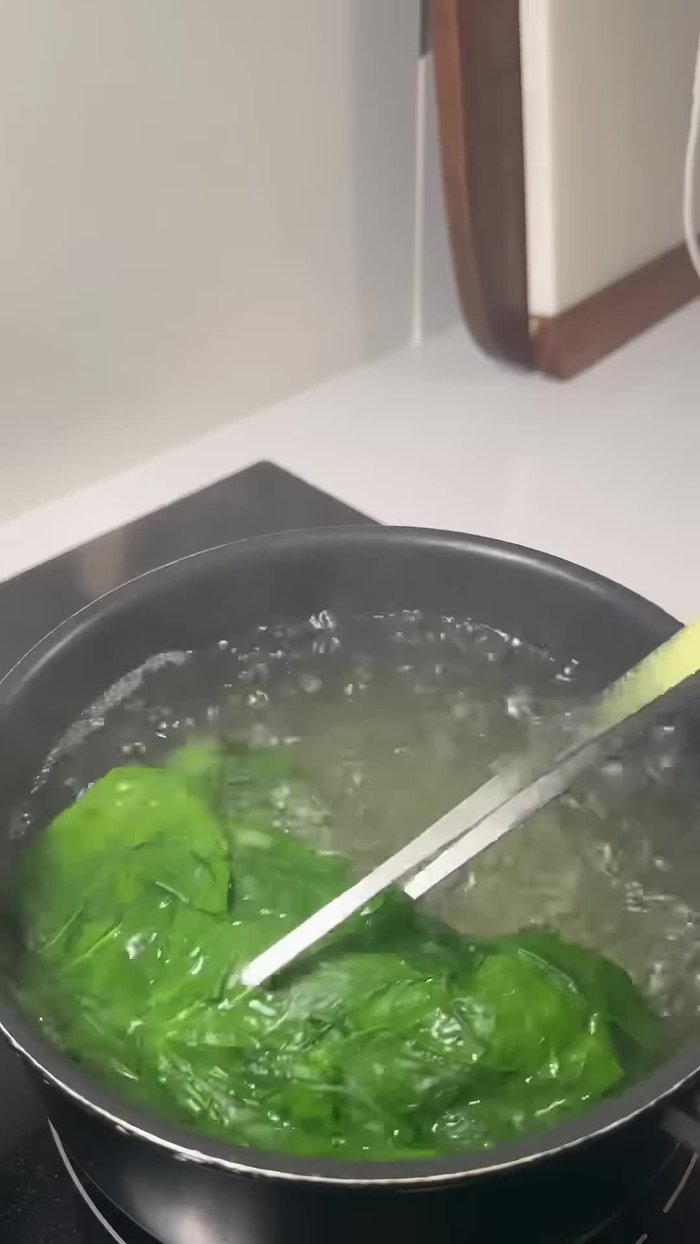 Blanchir les feuilles d'épinard à l'anglaise et les glacer pour stopper la cuisson.