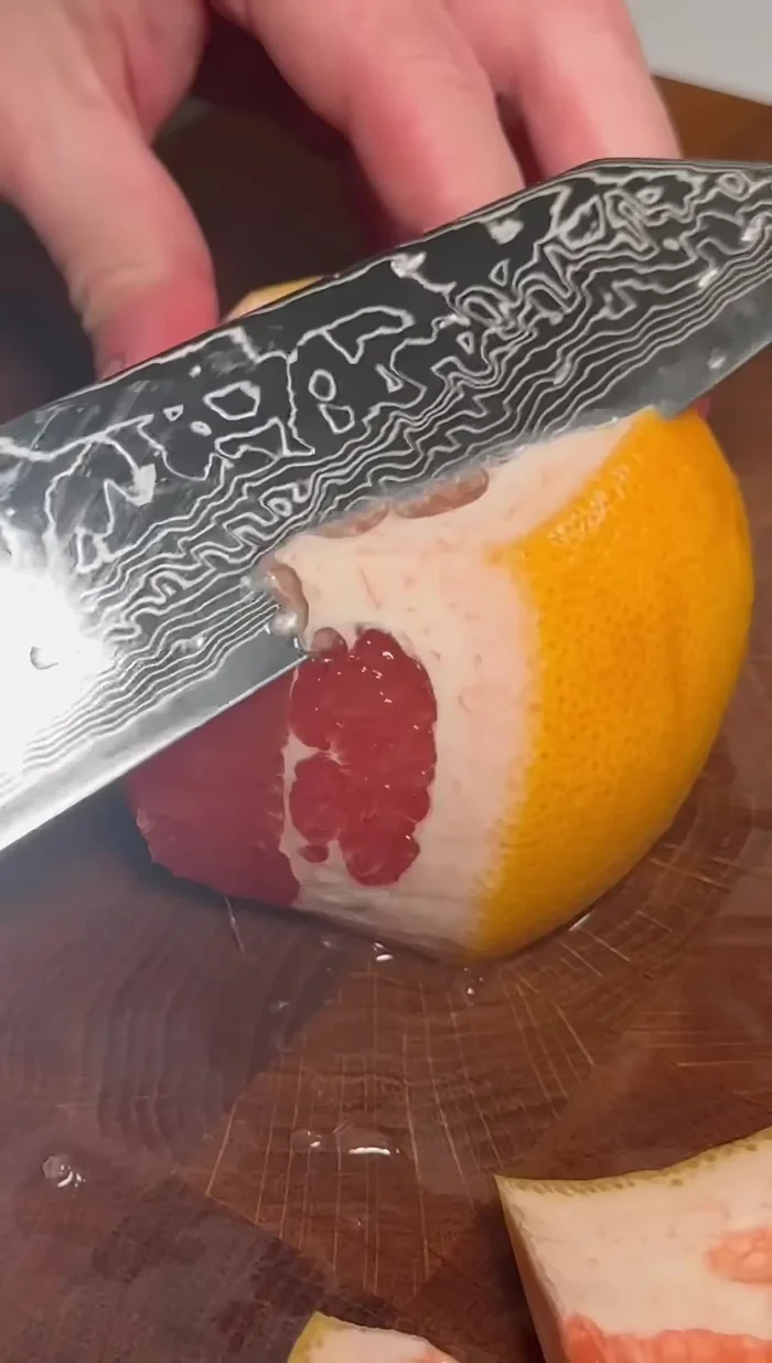 Préparer la farce: peler et tailler délicatement les suprêmes d'agrumes (pamplemousse, orange).