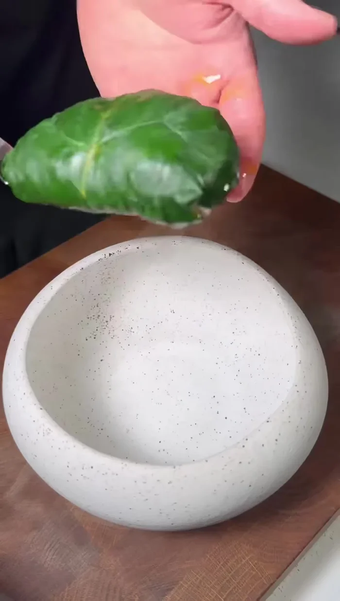 Déposer le foie gras sur une assiette creuse ou un petit bol.