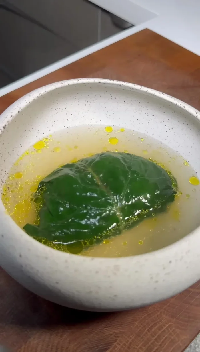 Verser le bouillon dashi chaud sur le foie gras.