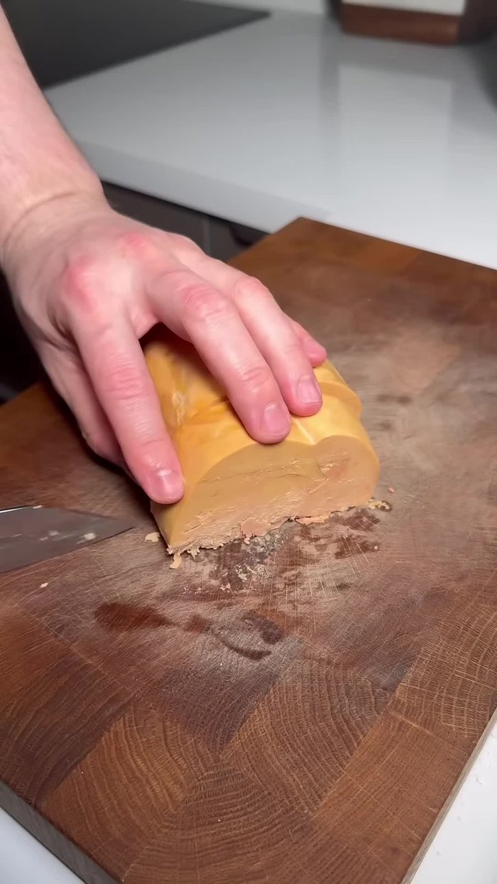 Tailler des escalopes dans un lobe de foie gras.