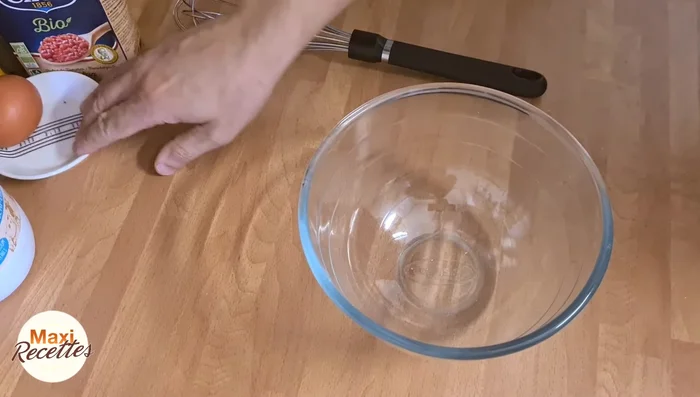 Préparer la mixture pour imbiber les feuilles de brick : mélanger 1 œuf, 1 verre de lait, 1/2 verre d'huile végétale, sel et poivre.