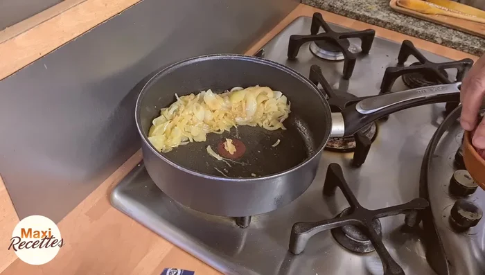Pendant la cuisson des oignons, faire cuire la viande hachée. Ajouter les épices (Ras el Hanout, paprika, curcuma, poivre, ail), la pulpe de tomate et faire cuire 2-3 minutes.