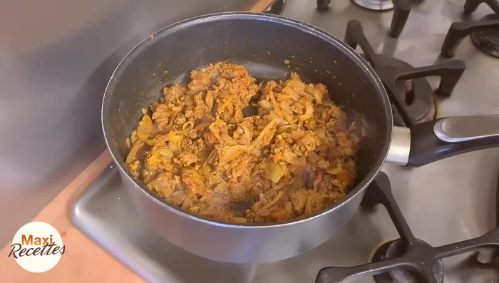 Laisser refroidir la viande hachée et les oignons.