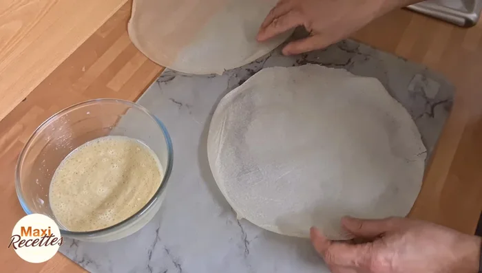 Imbiber les feuilles de brick dans le mélange lait/œuf/huile.
