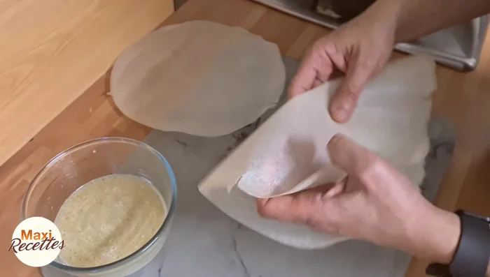 Garnir les feuilles de brick avec la viande hachée et les oignons, puis les plier en deux.