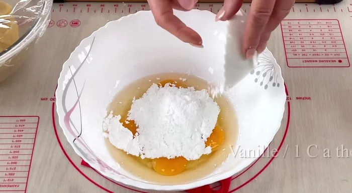 Ajouter le sucre glace, la vanille, et bien mélanger au fouet électrique.