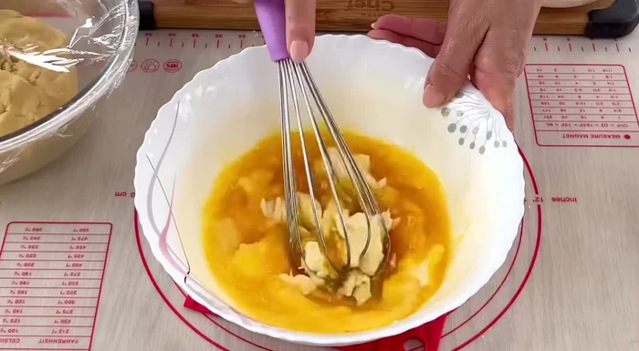 Ajouter la margarine molle, et mélanger au fouet électrique jusqu'à obtenir un mélange léger et homogène.