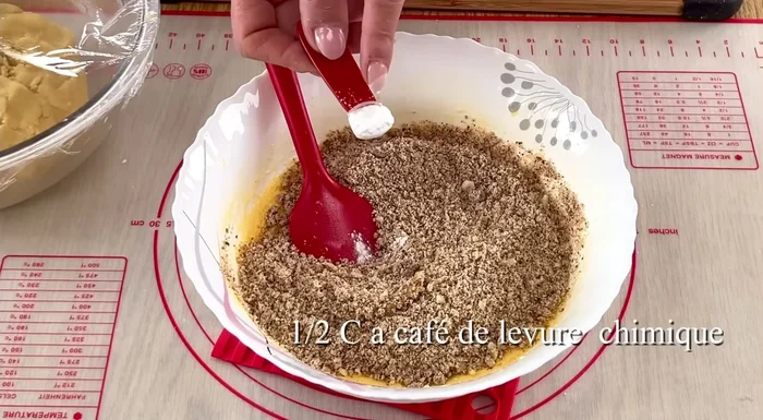 Ajouter les amandes moulues et la levure chimique, bien mélanger.