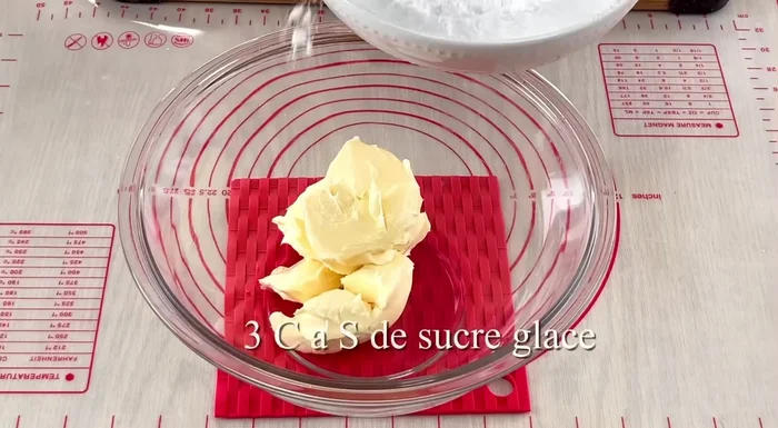 Préparation de la pâte : Mélanger la margarine molle et le sucre glace jusqu'à obtenir un mélange crémeux.