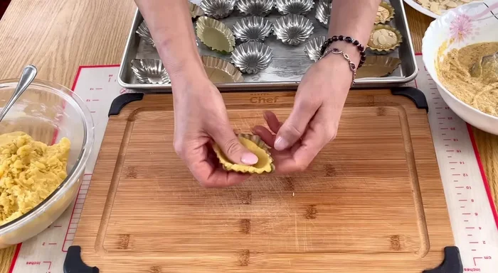 Décorer avec des amandes.
