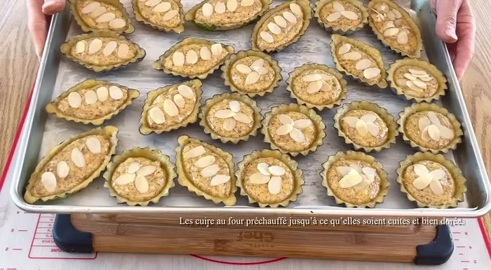Enfourner au milieu du four pendant 25 à 30 minutes, jusqu'à ce que les tartelettes soient bien dorées.