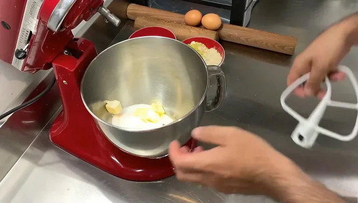 Préparation de la crème amande pistache : Crémer le beurre et le sucre. Ajouter la poudre d'amande, la poudre de pistache, les œufs et la farine. Réserver au frais.