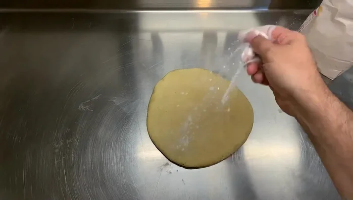 Foncer le moule à tarte avec la pâte sucrée réfrigérée.