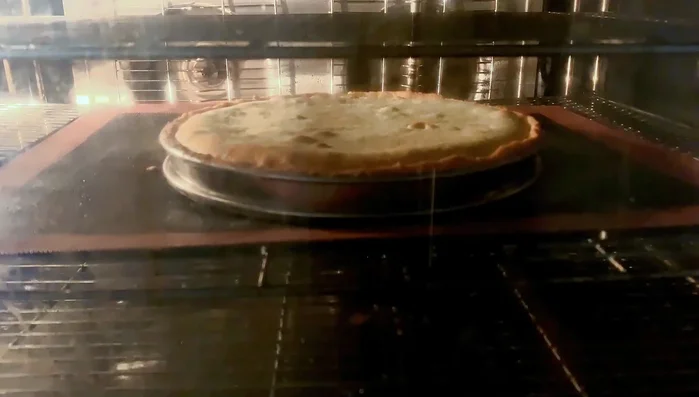Cuire le fond de tarte précuit (10-15 minutes à 165°C).
