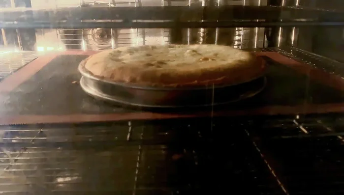 Préparation de la crème pâtissière : Porter le lait à ébullition avec la vanille. Mélanger le sucre et la poudre à crème (ou maïzena). Ajouter les œufs, puis les 3/4 du lait bouillant. Remettre sur feu doux en fouettant jusqu'à épaississement. Ajouter le beurre.