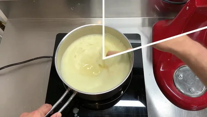 Imbiber le fond de tarte avec un mélange de sirop de fruit rouge et d'eau.