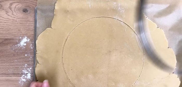 Montage du fond de tarte : Foncer un cercle à tarte avec la pâte (102.6). Découper des bandes avec les chutes et les disposer sur les bords (111.36). Piquer le fond à la fourchette, ajouter du papier cuisson et réfrigérer au minimum 1 heure (134.04). Cuire 20 minutes, puis sortir, retirer le papier, râper les bords et dorer avec un mélange de jaune d'œuf et de crème liquide. Remettre au four 5 minutes (144.319).