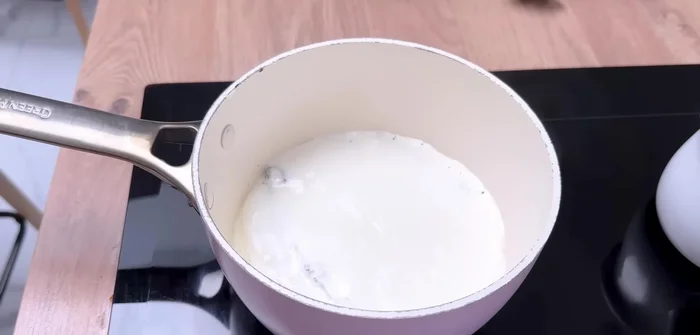 Préparation de la ganache vanille : Faire ramollir la gélatine dans de l'eau froide (14.639). Ouvrir une gousse de vanille, infuser dans la crème liquide portée à ébullition, puis couvrir et laisser infuser 1 heure (17.16). Retirer la gousse, chauffer la crème, ajouter la gélatine essorée et verser sur le chocolat blanc fondu. Mélanger, ajouter la crème liquide froide restante, filmer au contact et réfrigérer au minimum 4 heures (29.519).