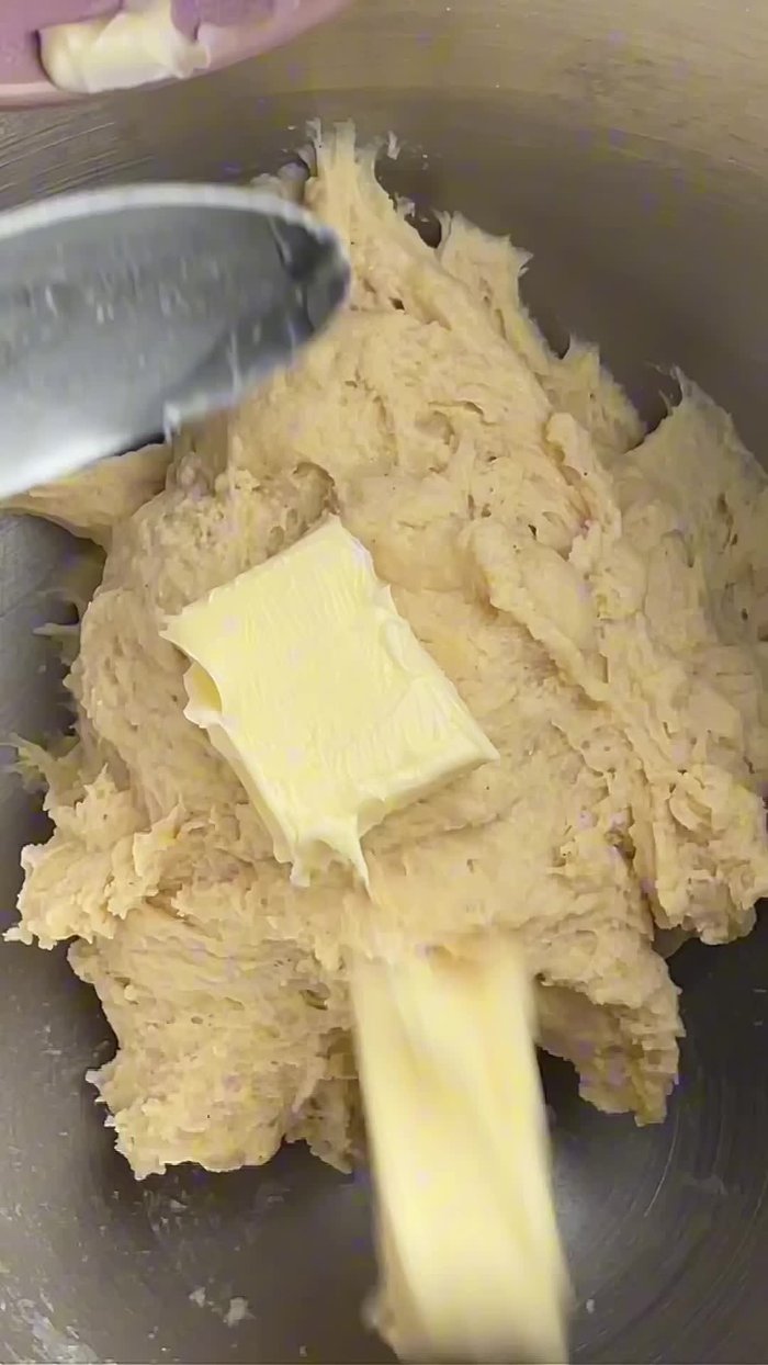 Ajoutez le levain et mélangez jusqu'à ce que la pâte ne colle plus.