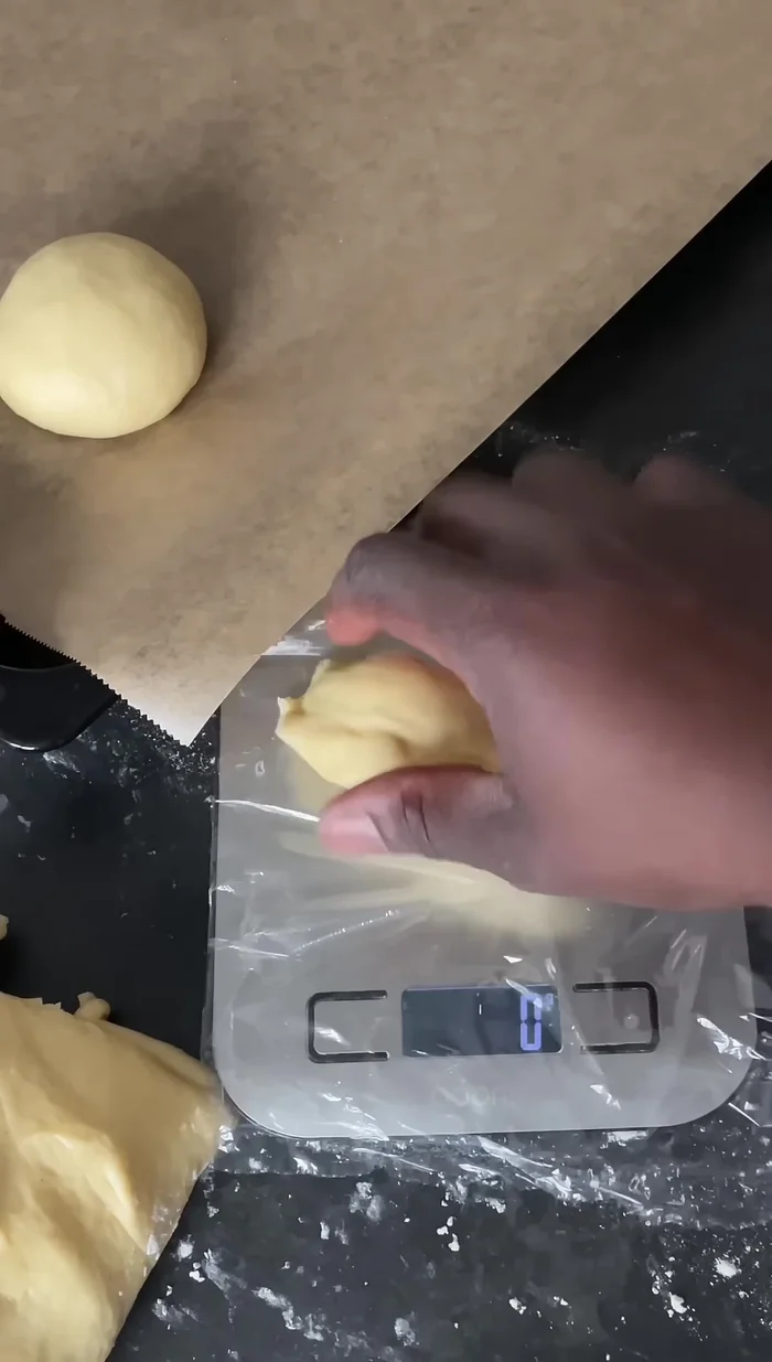 Divisez la pâte en 6 portions de 100g. Formez des boulettes.