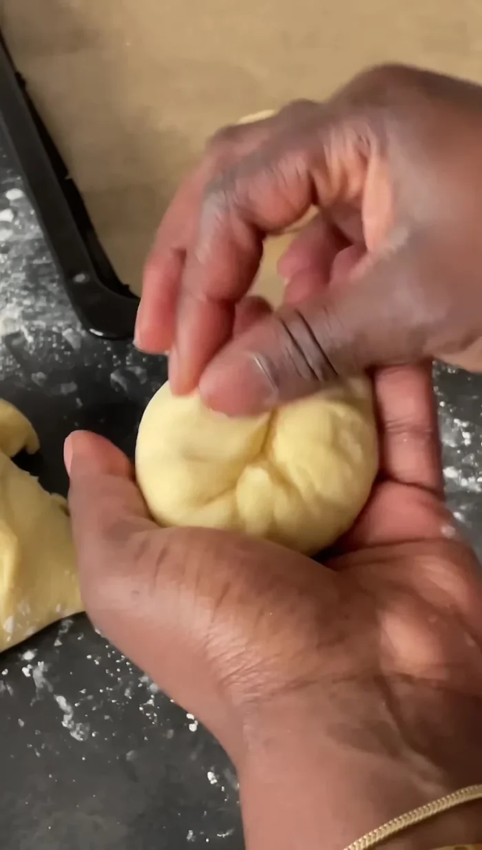 Formez les pains à hamburgers.