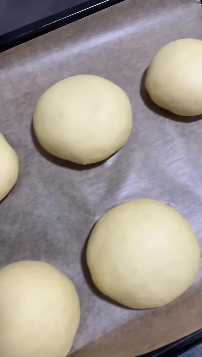 Préparez une dorure avec des œufs et du lait.