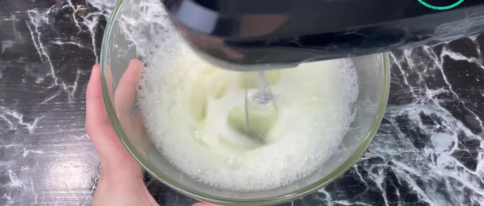 Monter les blancs en neige ferme avec une pincée de sel.