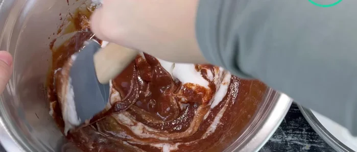 Incorporer une partie des blancs en neige à la préparation au chocolat, délicatement à l'aide d'une maryse.