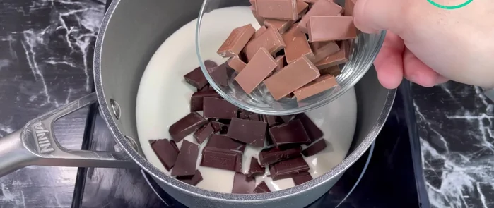 Ajouter 100 g de chocolat noir et 100 g de chocolat au lait (ou seulement l'un ou l'autre).