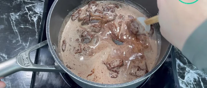 Faire fondre le chocolat au bain-marie en remuant constamment.