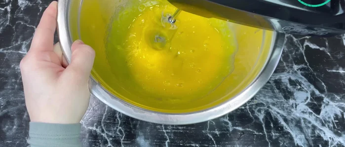 Fouetter les jaunes d’œufs pendant 2 minutes jusqu’à ce qu’ils mousse.