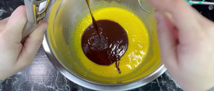 Incorporer délicatement la crème et le chocolat fondus tièdes aux jaunes d’œufs.