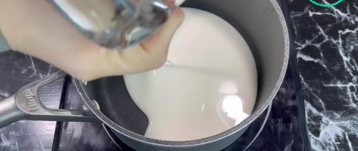 Mettre 100 ml de crème liquide entière dans une casserole.