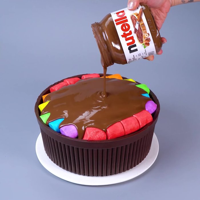 Dans un grand bol, mélanger la farine, le sucre, le cacao, la levure et le sel.