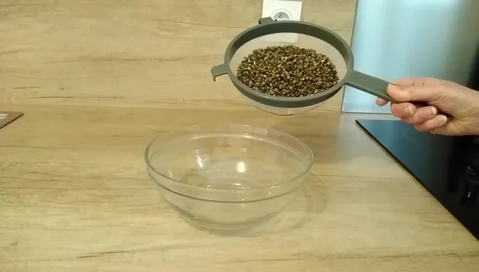 Rincer les lentilles vertes et les faire tremper dans de l'eau toute une nuit.