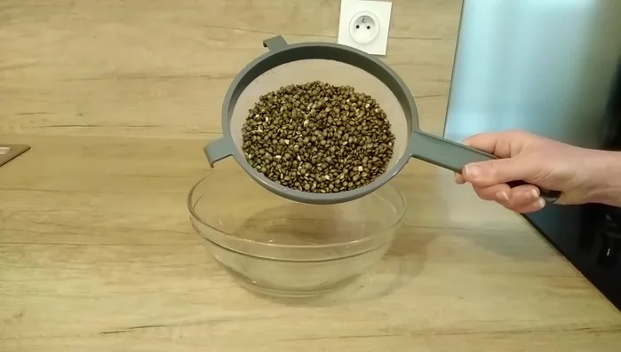Égoutter les lentilles et les rincer à nouveau.