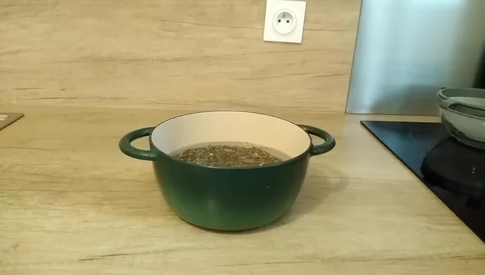 Cuire les lentilles dans une cocotte avec trois fois leur volume d'eau froide (sans sel). Cuire pendant 30 minutes.