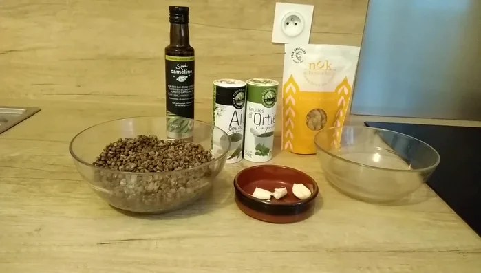 Mixer ensemble les lentilles cuites, l'ail, les noix, les herbes aromatiques, le sel et le poivre (si besoin).