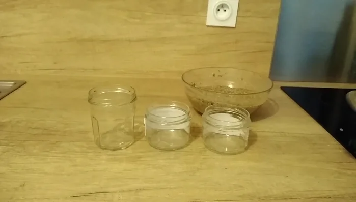 Transférer la préparation dans des pots en verre.