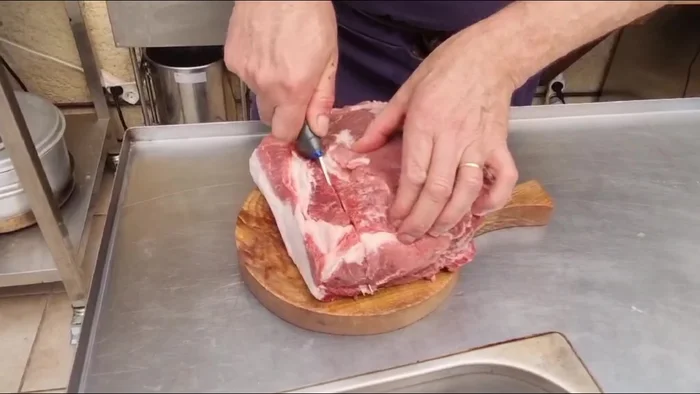 Couper la grillade (ou de l'épaule, de la poitrine) en morceaux d'environ 2cm de large sur 4cm de long. Retirer les parties dures (cartilages, aponévroses).